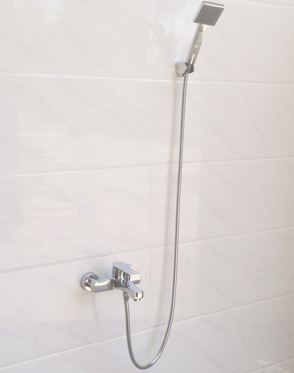 Củ sen nóng lạnh Eurolife EL-JAS 01 lắp đặt thực tế với tay sen siêu tăng áp, dây sen 150cm và bát gác, giúp khách hàng dễ hình dung khi sử dụng.