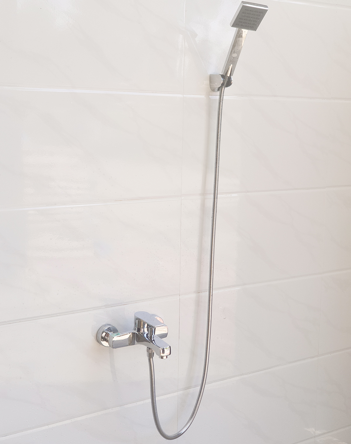 Củ sen nóng lạnh Eurolife EL-JAS 01 lắp đặt thực tế với tay sen siêu tăng áp, dây sen 150cm và bát gác, giúp khách hàng dễ hình dung khi sử dụng.