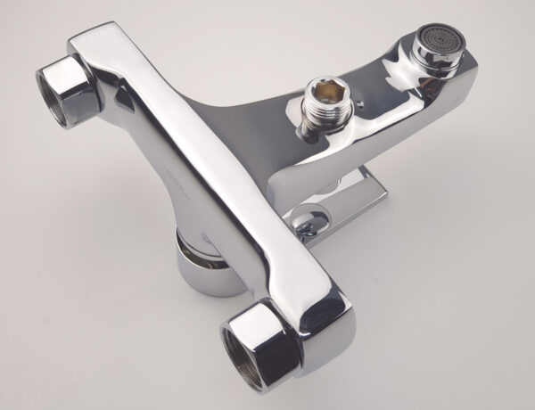Củ sen nóng lạnh Eurolife EL-JAS 01 nhìn từ mặt dưới, thể hiện ren kết nối, nút chuyển đổi và đầu xả tạo bọt giúp khách hàng dễ kiểm tra cấu tạo sản phẩm.
