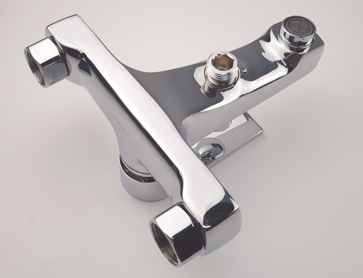 Củ sen nóng lạnh Eurolife EL-JAS 01 nhìn từ mặt dưới, thể hiện ren kết nối, nút chuyển đổi và đầu xả tạo bọt giúp khách hàng dễ kiểm tra cấu tạo sản phẩm.