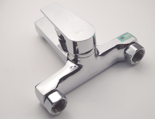 Củ sen nóng lạnh Eurolife EL-JAS 01 có thân vuông chắc chắn, bề mặt mạ Chrome sáng bóng, phù hợp khách hàng cần mẫu củ sen đẹp và bền cho phòng tắm.
