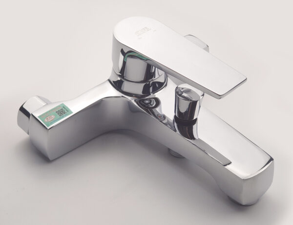 Củ sen nóng lạnh Eurolife EL-JAS 01 thiết kế vuông, mạ Chrome sáng bóng, tay gạt dễ thao tác, phù hợp khách hàng cần nâng cấp bộ sen tắm hiện đại.