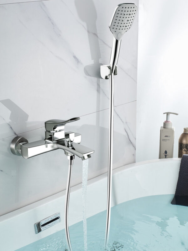 Củ sen nóng lạnh Eurolife EL-ROS 01 lắp đặt thực tế trong phòng tắm, kèm tay sen, dây sen, bát gác và đầu xả dưới tạo bọt tiện dụng.