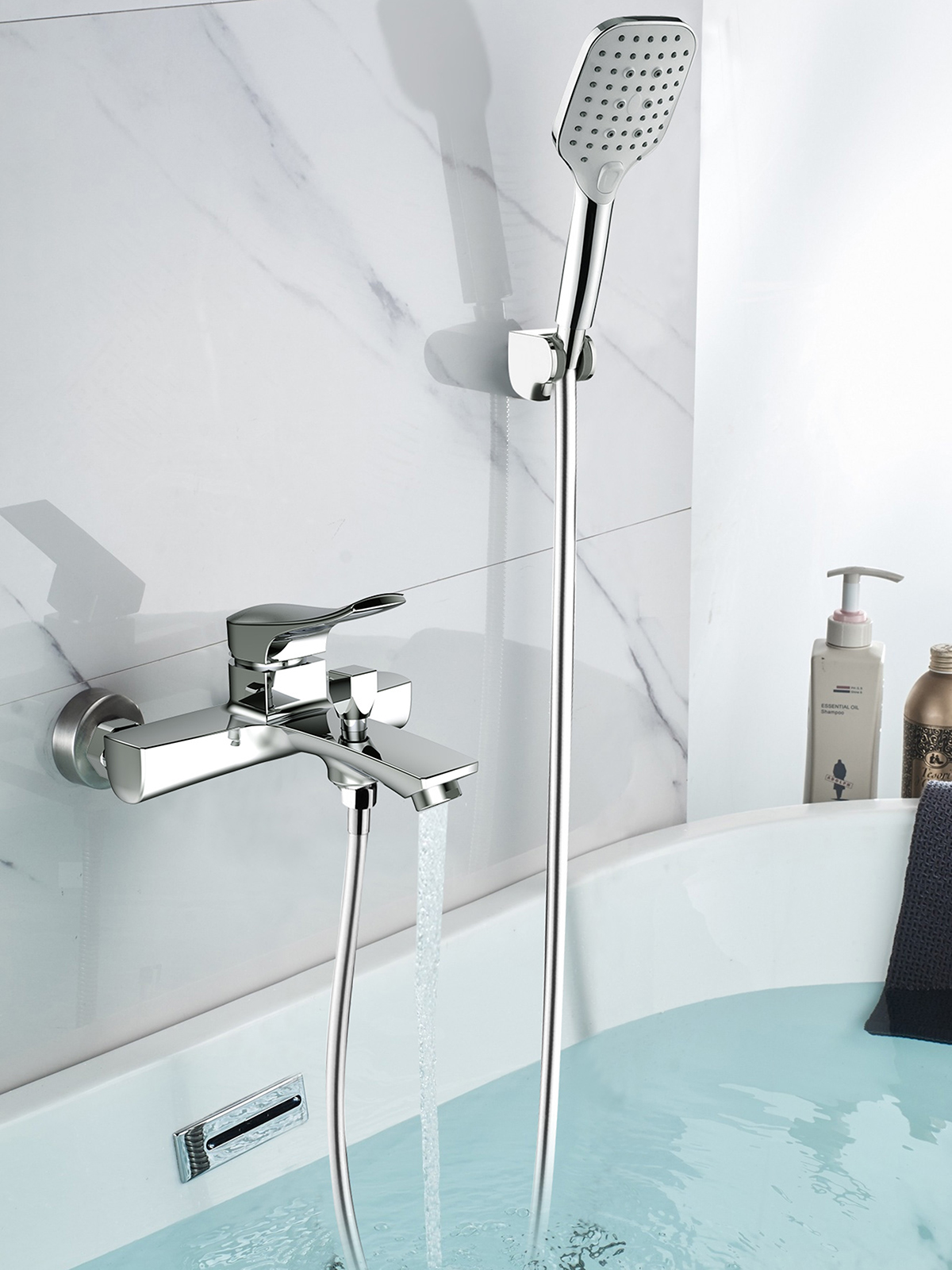 Củ sen nóng lạnh Eurolife EL-ROS 01 lắp đặt thực tế trong phòng tắm, kèm tay sen, dây sen, bát gác và đầu xả dưới tạo bọt tiện dụng.