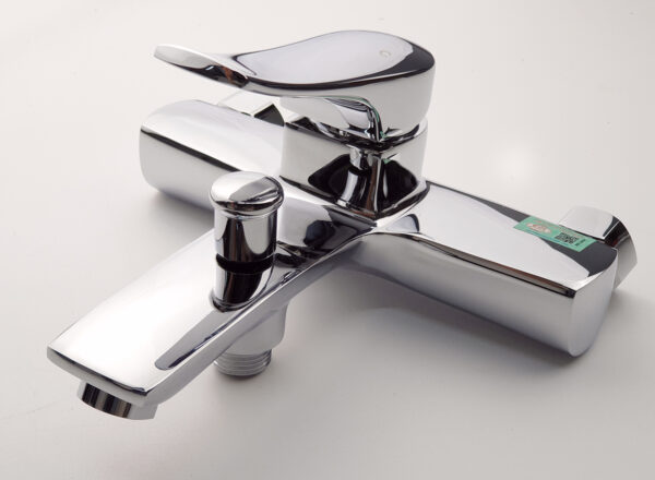 Củ sen nóng lạnh Eurolife EL-ROS 01 thiết kế bo tròn mềm mại, bề mặt mạ Chrome sáng bóng, tay gạt dễ sử dụng và nút chuyển đổi rút nhấn tiện lợi.