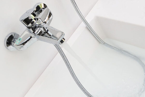 Củ sen nóng lạnh Eurolife EL-SUN 01 lắp đặt thực tế trong phòng tắm, thân Đồng H61 mạ Chrome, dây sen 150cm, đầu xả tạo bọt và bảo hành chính hãng 5 năm.