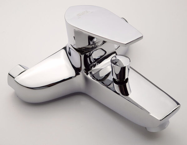Củ sen nóng lạnh Eurolife EL-SUN 01 có bề mặt mạ Chrome sáng bóng, dễ vệ sinh, thân Đồng H61 chắc chắn, phù hợp lắp đặt cho phòng tắm hiện đại.