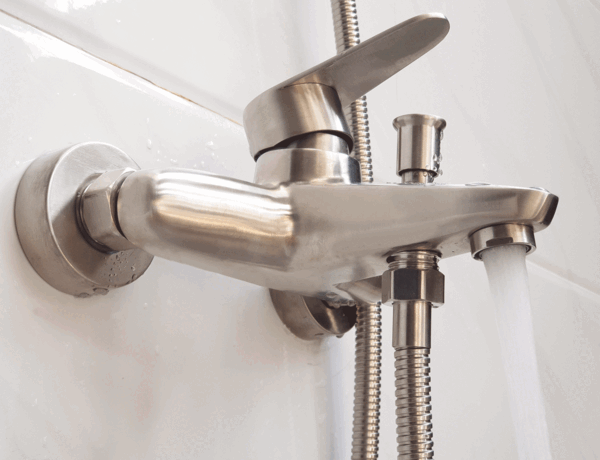 Củ sen nóng lạnh Eurolife EL-TUL 01 cho dòng nước thực tế từ đầu xả dưới đều và ổn định, hỗ trợ lấy nước tiện lợi trong phòng tắm gia đình.