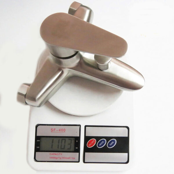Củ sen nóng lạnh Eurolife EL-TUL 01 có trọng lượng khoảng 1103g, thân Inox SUS 304 chắc chắn, bề mặt xước mờ, phù hợp sử dụng lâu dài.