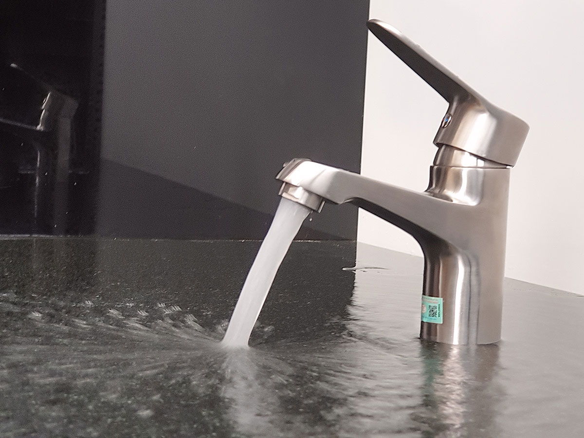 Đầu vòi tạo bọt của vòi lavabo nóng lạnh Eurolife EL-1502 giúp dòng nước chảy êm, hạn chế văng bắn khi rửa tay, rửa mặt và sử dụng hằng ngày.
