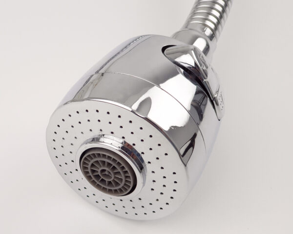 Đầu vòi 2 chế độ của vòi rửa chén Eurolife EL-RC01 cho phép chuyển đổi giữa chế độ tạo bọt chống văng và tia sen tăng áp tiện dụng.