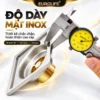 Minh họa đo độ dày phần mặt Inox của thoát sàn Eurolife EL-HG07 bằng thước cặp