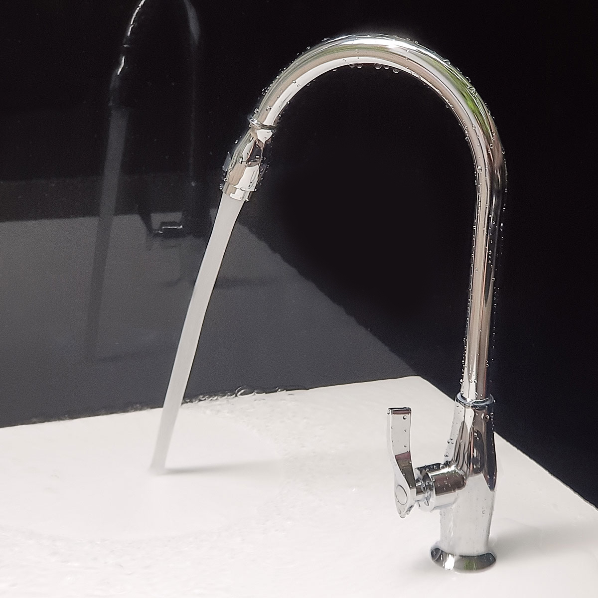 Vòi rửa chén lạnh Eurolife EL-RC06 cho dòng nước ổn định, hỗ trợ rửa chén, rửa rau củ và vệ sinh khu vực bếp tiện lợi hơn.