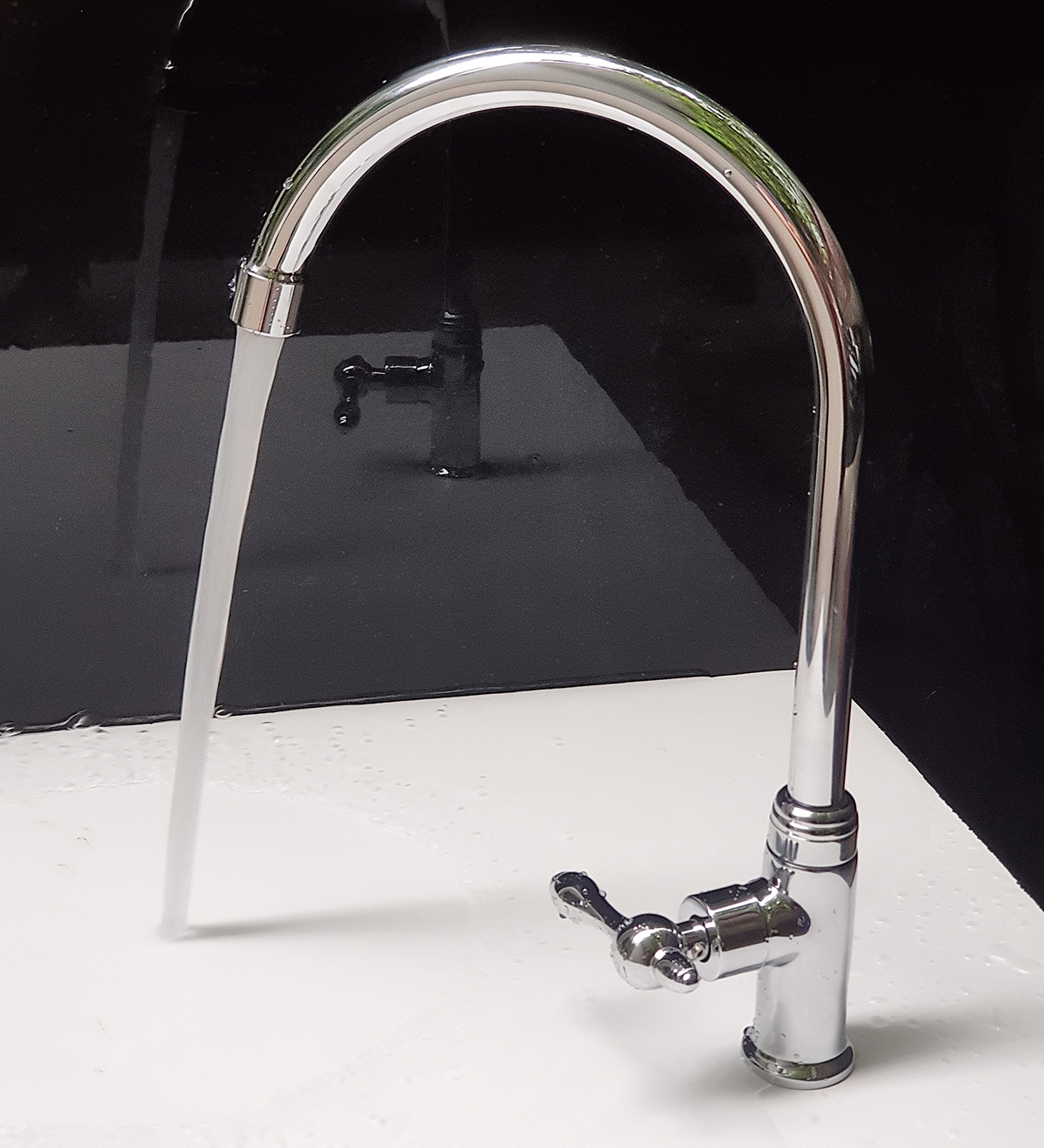 Vòi rửa chén Eurolife EL-RC02 cho dòng nước ổn định, hỗ trợ tốt cho nhu cầu rửa chén, rửa thực phẩm và vệ sinh khu vực bếp.
