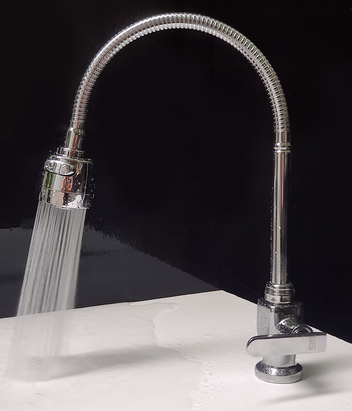 Chế độ tăng áp của vòi rửa chén Eurolife EL-RC01 tạo tia nước mạnh hơn, hỗ trợ xịt rửa xoong nồi, rau củ và lòng chậu nhanh chóng.