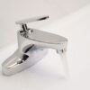 Hình ảnh vòi lavabo nóng lạnh 2 chân Eurolife EL-CAM 03 xả nước thực tế, đầu vòi tạo bọt giúp dòng nước ra êm, phù hợp chậu lavabo 2 lỗ trong combo sen tắm nóng lạnh Eurolife CAM 03.
