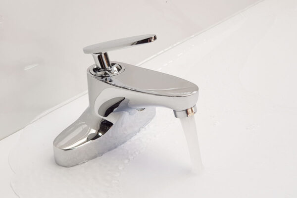 Hình ảnh vòi lavabo nóng lạnh 2 chân Eurolife EL-CAM 03 xả nước thực tế, đầu vòi tạo bọt giúp dòng nước ra êm, phù hợp chậu lavabo 2 lỗ trong combo sen tắm nóng lạnh Eurolife CAM 03.
