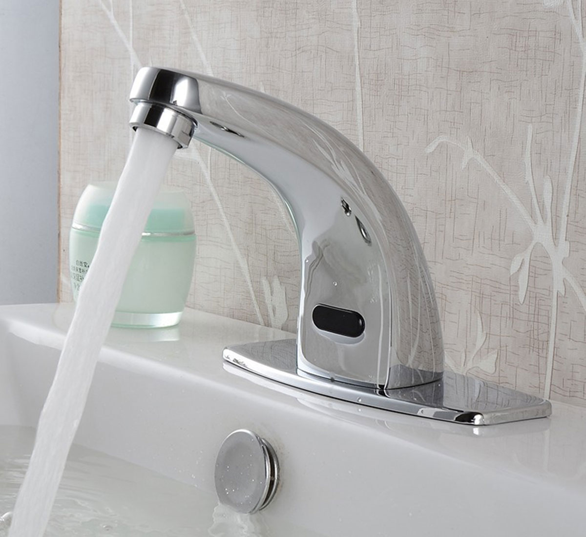 Dòng nước tạo bọt của vòi lavabo cảm ứng Eurolife EL-A100 giúp nước chảy êm, hạn chế văng bắn và mang lại trải nghiệm rửa tay dễ chịu.