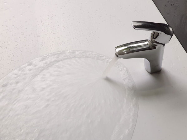 Dòng nước thực tế của vòi lavabo nóng lạnh Eurolife EL-4002 với đầu vòi tạo bọt, giúp nước chảy êm và hạn chế văng bắn.