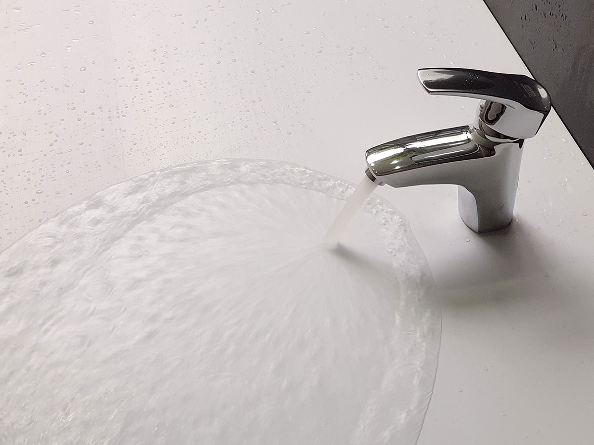Dòng nước thực tế của vòi lavabo nóng lạnh Eurolife EL-4002 với đầu vòi tạo bọt, giúp nước chảy êm và hạn chế văng bắn.
