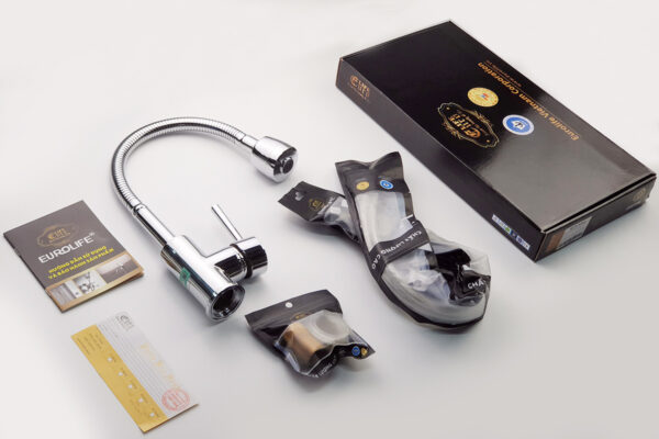 Bộ đóng gói vòi rửa chén lò xo Eurolife EL-KM03 gồm thân vòi, dây cấp, phụ kiện, phiếu bảo hành và hộp sản phẩm.