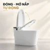 Bồn cầu Eurolife EL-SM8058D nhìn ngang với nắp và vòng ghế nâng lên, kèm mũi tên minh họa đóng mở.