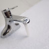 Dòng nước tạo bọt của vòi lavabo nóng lạnh 2 chân Eurolife EL-VIO 03 giúp rửa tay, rửa mặt êm hơn và hạn chế văng bắn ra ngoài lavabo.