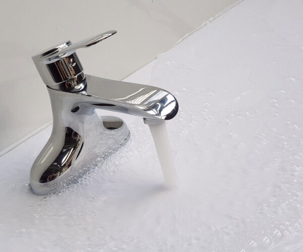 Dòng nước tạo bọt của vòi lavabo nóng lạnh 2 chân Eurolife EL-VIO 03 giúp rửa tay, rửa mặt êm hơn và hạn chế văng bắn ra ngoài lavabo.