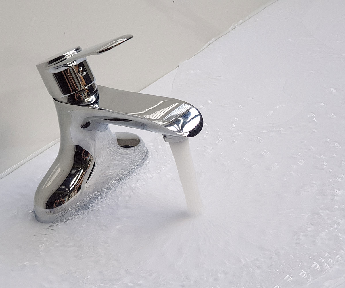 Dòng nước tạo bọt của vòi lavabo nóng lạnh 2 chân Eurolife EL-VIO 03 giúp rửa tay, rửa mặt êm hơn và hạn chế văng bắn ra ngoài lavabo.
