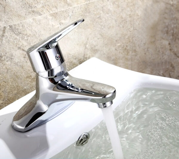 Dòng nước tạo bọt của vòi lavabo nóng lạnh 2 chân Eurolife EL-LOT 03 giúp hạn chế văng bắn, mang lại trải nghiệm sử dụng êm và sạch hơn.