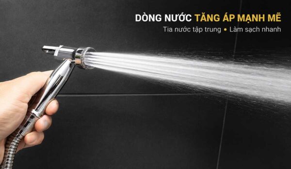Vòi xịt Eurolife EL-X06 tạo các tia nước tập trung, hỗ trợ làm sạch nhanh trong khu vực phòng tắm.
