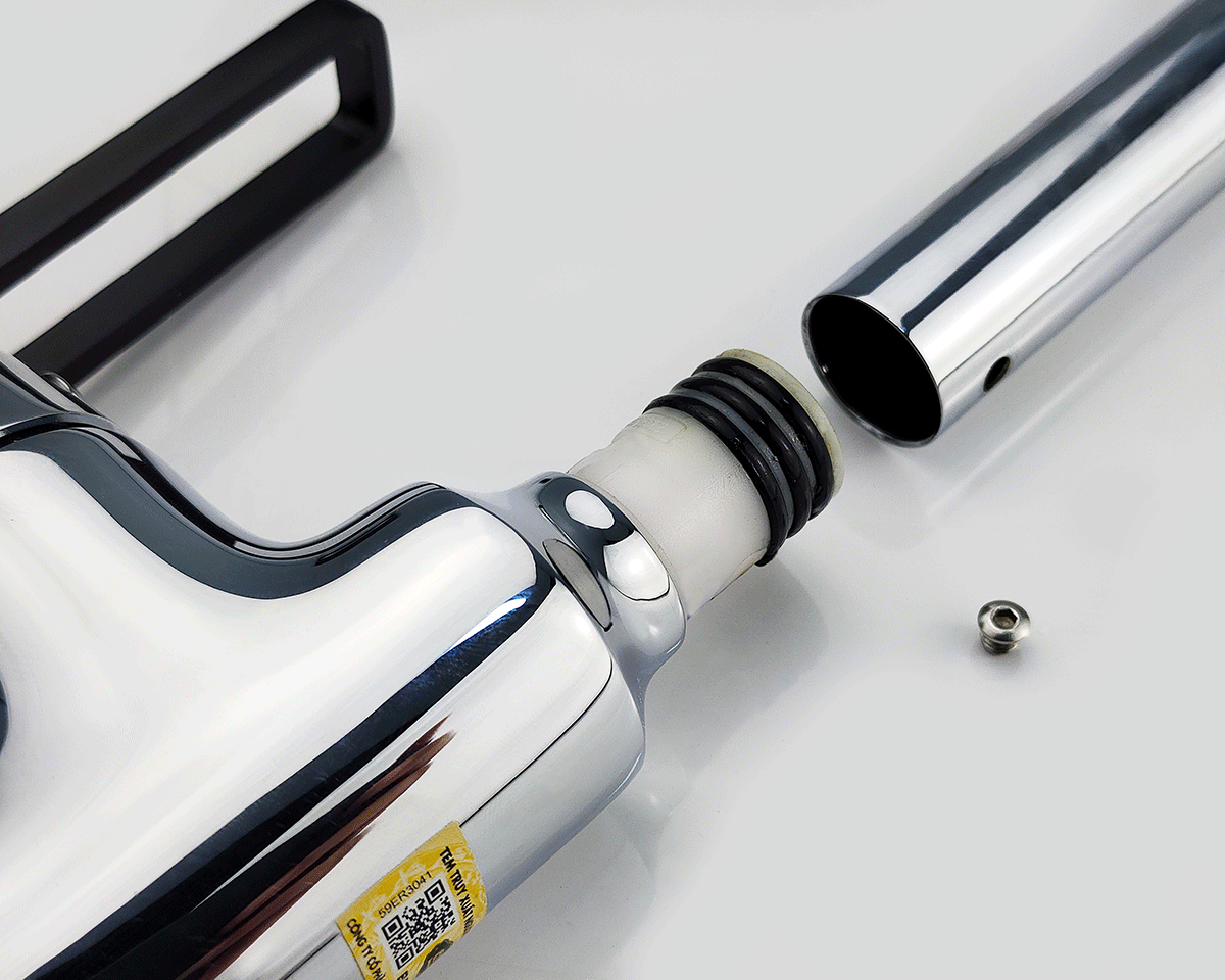 Khớp quay 360 độ có vòng bi của vòi rửa chén mạ PVD Eurolife EL-KM13 giúp cần vòi xoay nhẹ, mượt và tiện lợi khi dùng với chậu 1 hố hoặc 2 hố.