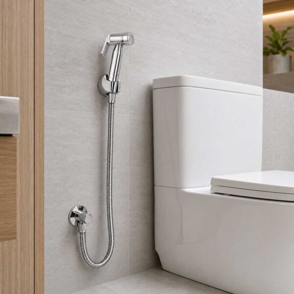 Bộ vòi xịt Eurolife EL-X06 lắp đặt trên tường cạnh bồn cầu, dây dẫn nối với van cấp nước phía dưới.