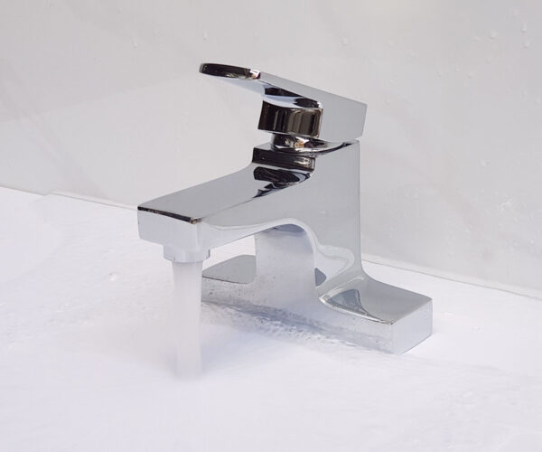 Vòi lavabo nóng lạnh 2 chân Eurolife EL-DAISY 03 lắp đặt thực tế trên chậu lavabo, cho thấy dòng nước tạo bọt êm, hạn chế văng bắn và phù hợp phòng tắm gia đình.