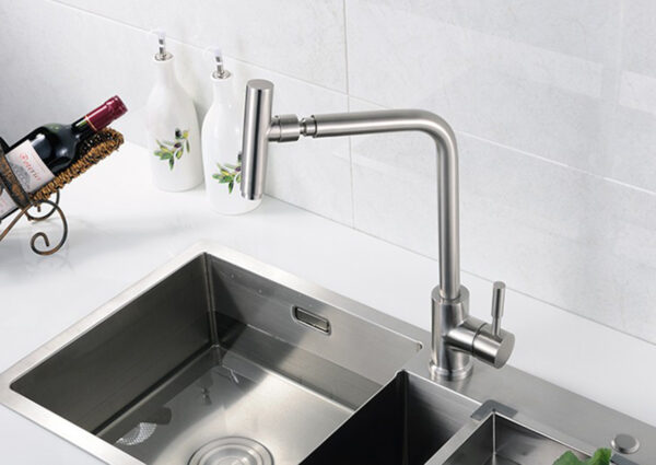 Hình ảnh lắp đặt thực tế vòi rửa chén nóng lạnh Eurolife EL-T030 trong không gian bếp, cần vòi xoay linh hoạt và đầu vòi tạo bọt tiện dụng.