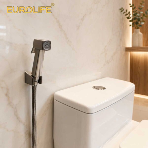 Bộ vòi xịt Eurolife EL-X11-V màu Niken được lắp cạnh bồn cầu trong không gian phòng tắm hiện đại.