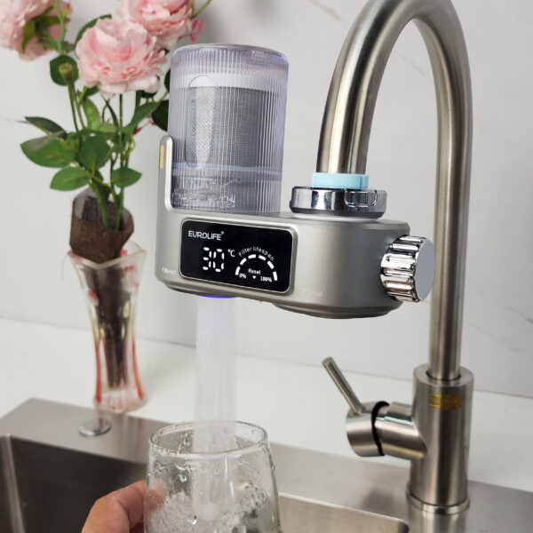 Hình ảnh lõi thay thế máy lọc nước tại vòi Eurolife EL-CF1315 đang hoạt động trên máy EL-LS-A21, cho thấy khả năng lắp vừa khít, dòng nước ổn định và tiện lợi khi lấy nước sau lọc tại nhà.