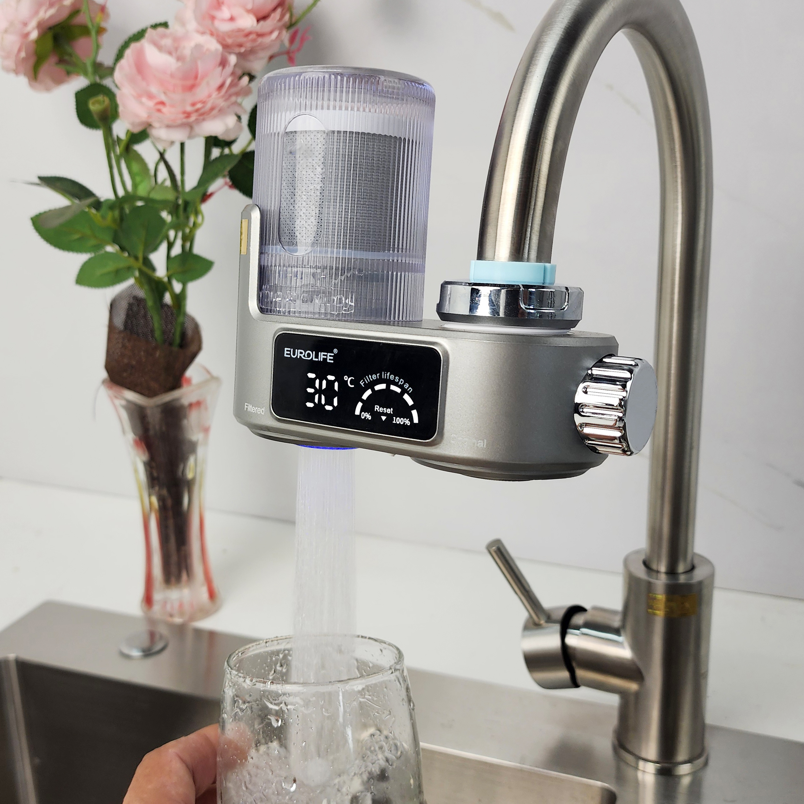Hình ảnh lõi thay thế máy lọc nước tại vòi Eurolife EL-CF1315 đang hoạt động trên máy EL-LS-A21, cho thấy khả năng lắp vừa khít, dòng nước ổn định và tiện lợi khi lấy nước sau lọc tại nhà.