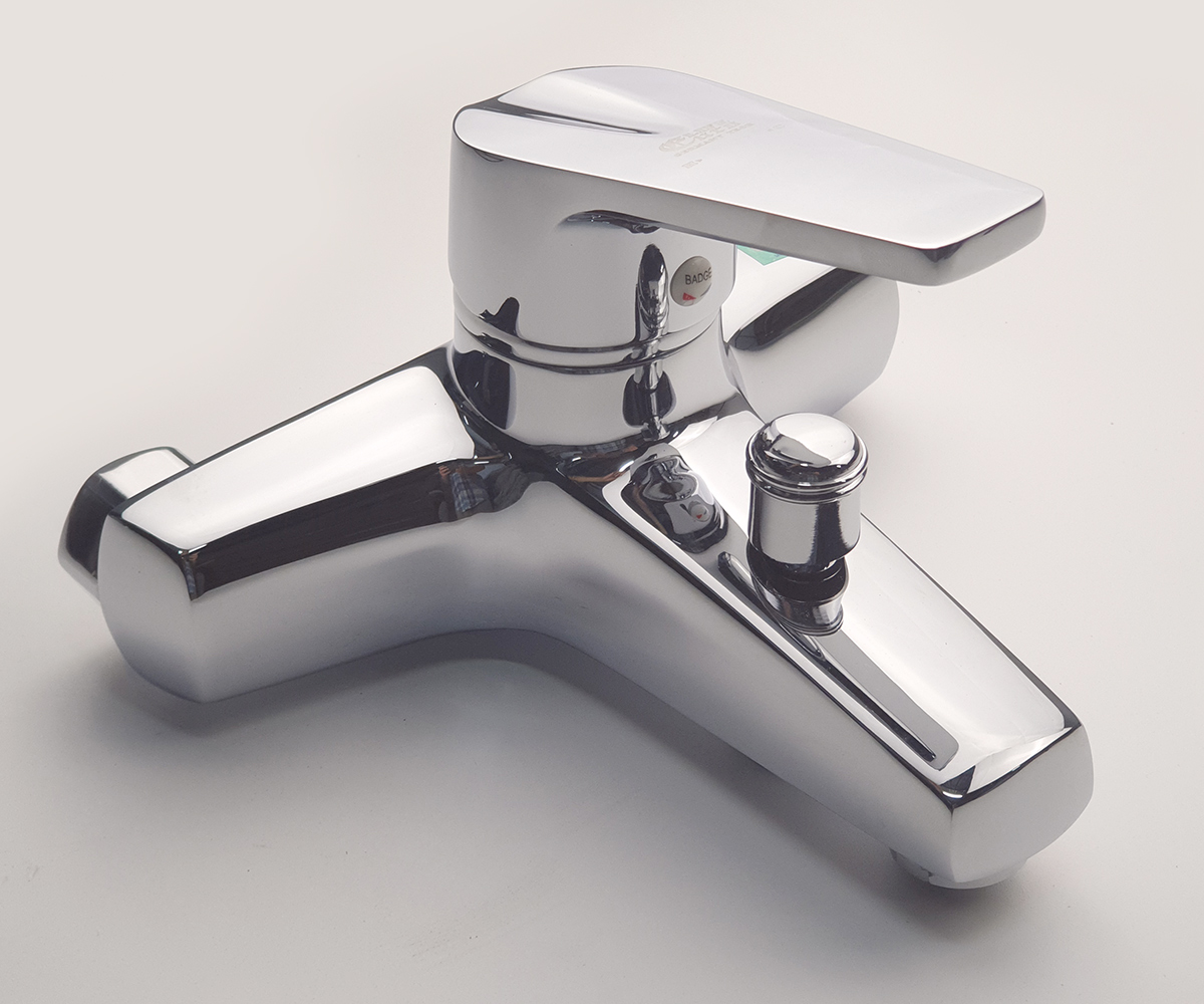 Ảnh cận cảnh lớp mạ Chrome của củ sen nóng lạnh Eurolife EL-IRIS 01, bề mặt sáng bóng, dễ vệ sinh, phù hợp cho phòng tắm gia đình và căn hộ.