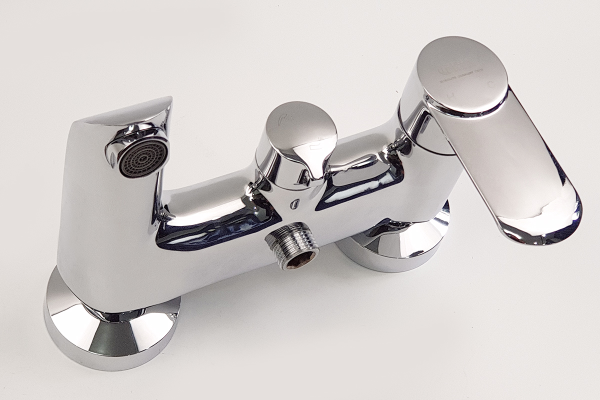 Hình ảnh bề mặt mạ Chrome sáng bóng của củ sen nóng lạnh Eurolife EL-VIO 01, thể hiện thân củ sen bo tròn hiện đại, lớp mạ hoàn thiện đẹp, dễ vệ sinh và phù hợp cho phòng tắm gia đình.