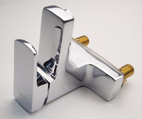 Bề mặt mạ Chrome 5 lớp của vòi lavabo 2 chân Eurolife EL-DAISY 03 giúp sản phẩm sáng bóng, dễ vệ sinh và phù hợp nhiều phong cách phòng tắm.