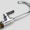 Bề mặt mạ Chrome 5 lớp của vòi rửa chén Eurolife EL-KM12 sáng bóng, dễ lau chùi và phù hợp với nhiều kiểu chậu rửa.
