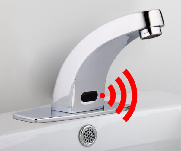 Mắt cảm ứng trên vòi lavabo Eurolife EL-A100 giúp nhận diện tay người dùng và tự động kích hoạt dòng nước trong phạm vi cảm ứng.