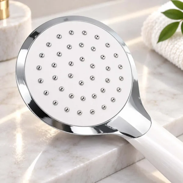 Cận cảnh mặt sen tròn Ø110mm màu trắng viền Chrome của tay sen Eurolife EL-H117