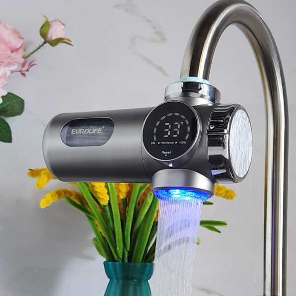 Máy lọc nước gắn vòi Eurolife EL-LS-A15 lắp trực tiếp trên vòi rửa chén, thiết kế gọn đẹp, phù hợp sử dụng trong nhà bếp gia đình.