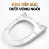 Mặt dưới vòng ngồi Eurolife EL-PS216 màu trắng với bốn miếng đệm tiếp xúc và cụm bản lề phía sau.
