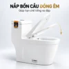 Nắp đậy và vòng ngồi Eurolife EL-PS216 đang mở trên bồn cầu, kèm mũi tên minh họa hướng hạ nắp.