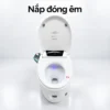 Eurolife EL-SM8059B nhìn từ phía trước với nắp mở và bệ ngồi hạ xuống, minh họa nắp đóng êm