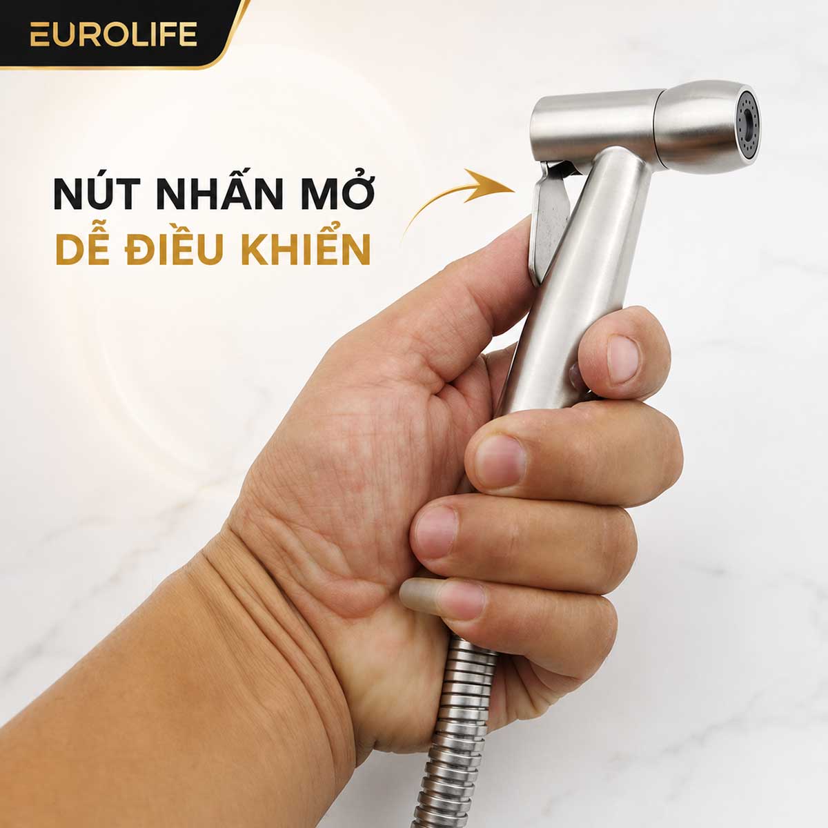 Nút nhấn trên tay xịt Eurolife EL-H-X05 giúp người dùng mở và ngắt dòng nước thuận tiện bằng một tay. 