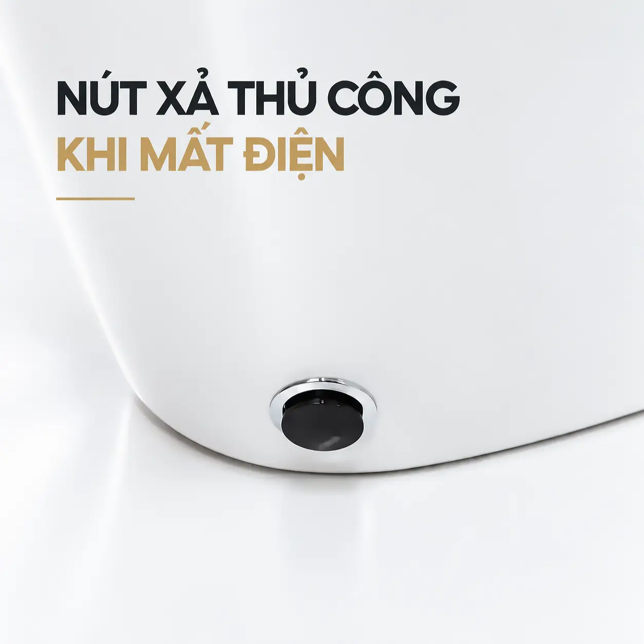 Cận cảnh chi tiết tròn màu đen phía dưới thân bồn cầu, được chú thích là nút xả thủ công khi mất điện.